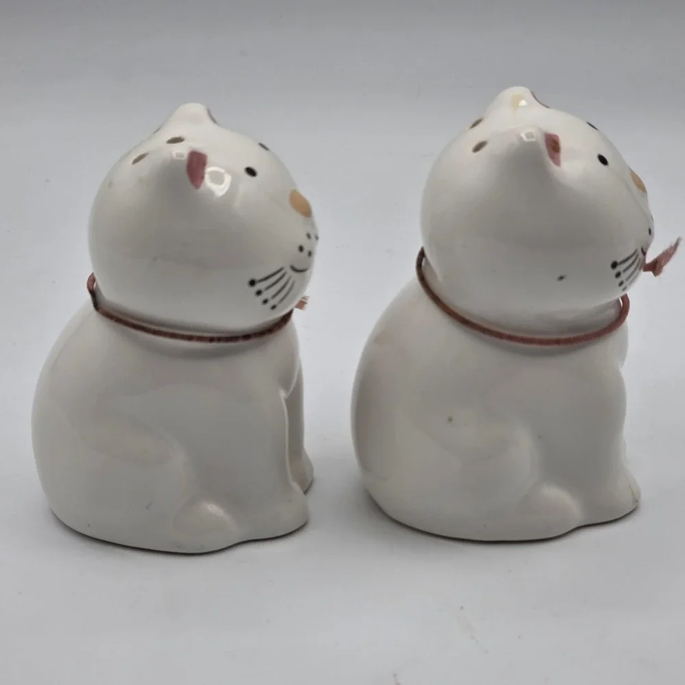Vtg Ceramic Cat Salt and Pepper Shakers Set Pair White‎ Pink Kitty Kitchen Decor